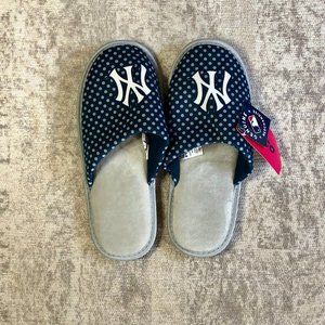 MLB Shop NYY Slippers